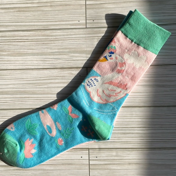 🆕 Women Swan Theme Crew Socks - Picture 2 of 6